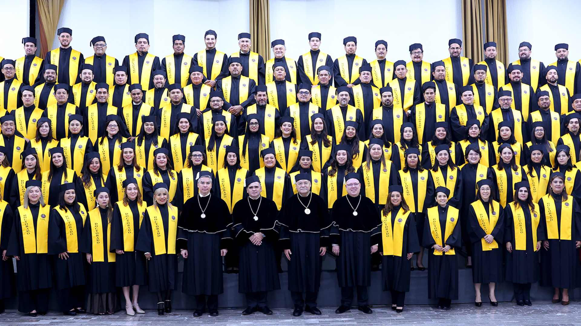 Reconoce UANL esfuerzo y disciplina con entrega de 211 títulos de doctorado