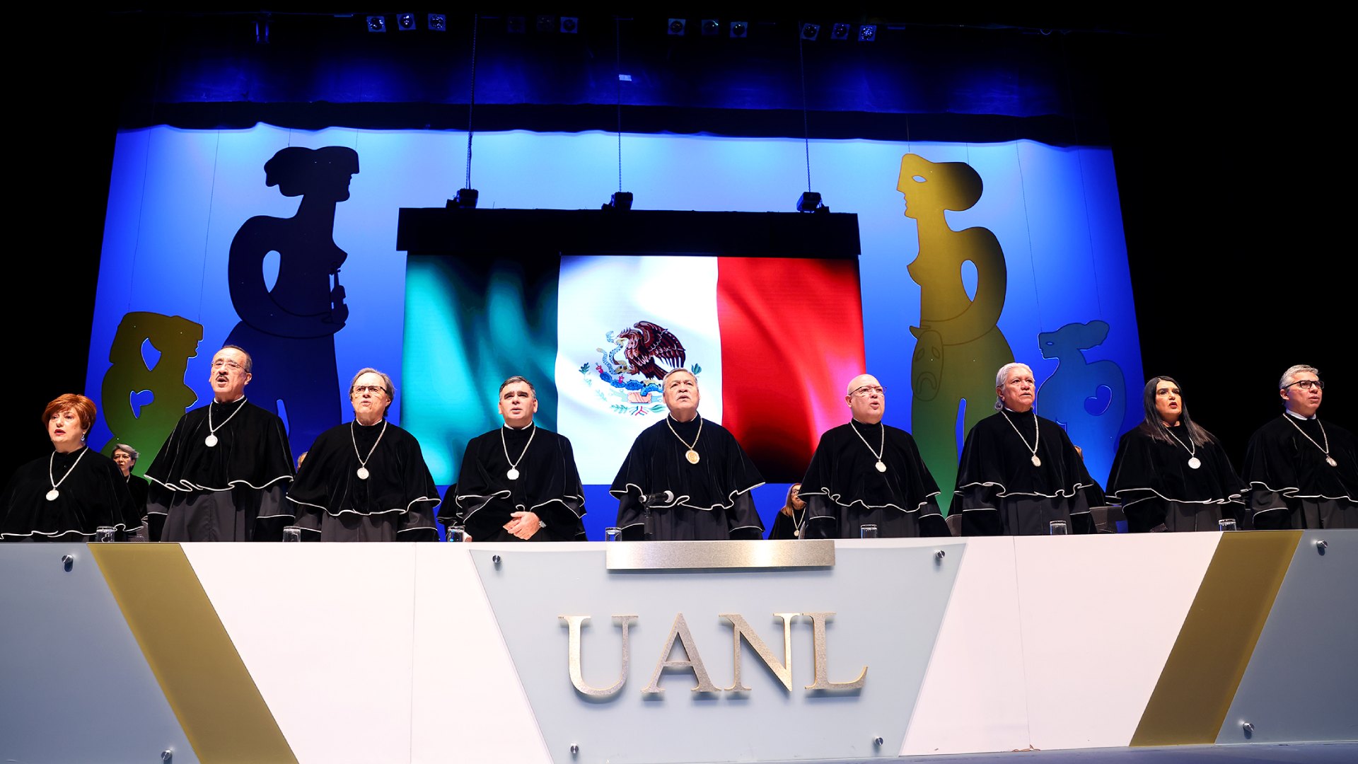 Reconoce UANL esfuerzo y disciplina con entrega de 211 títulos de doctorado