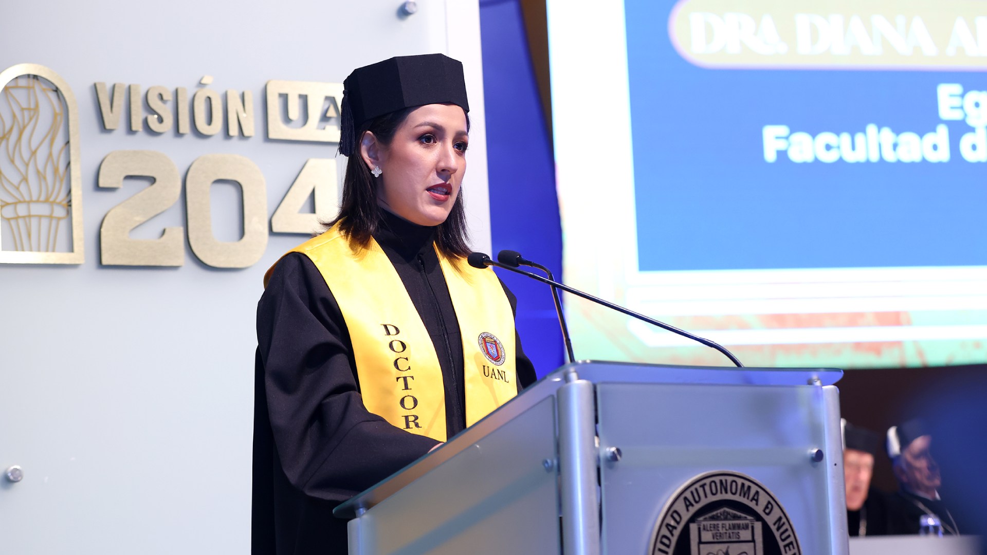 Reconoce UANL esfuerzo y disciplina con entrega de 211 títulos de doctorado