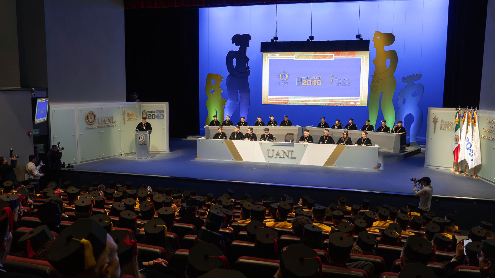 Reconoce UANL esfuerzo y disciplina con entrega de 211 títulos de doctorado