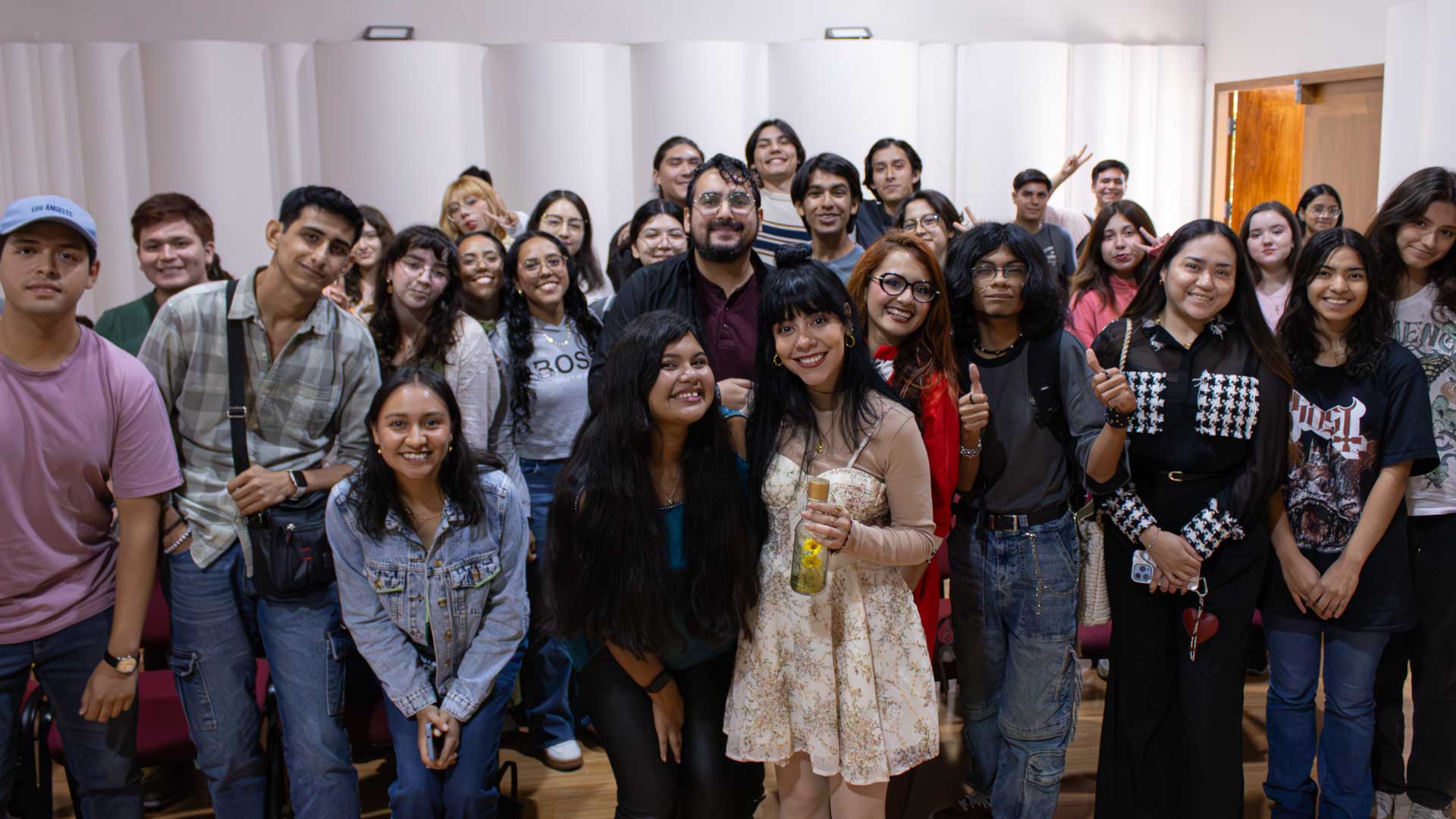 Comparte su experiencia en el arte con estudiantes de la Facultad de Música