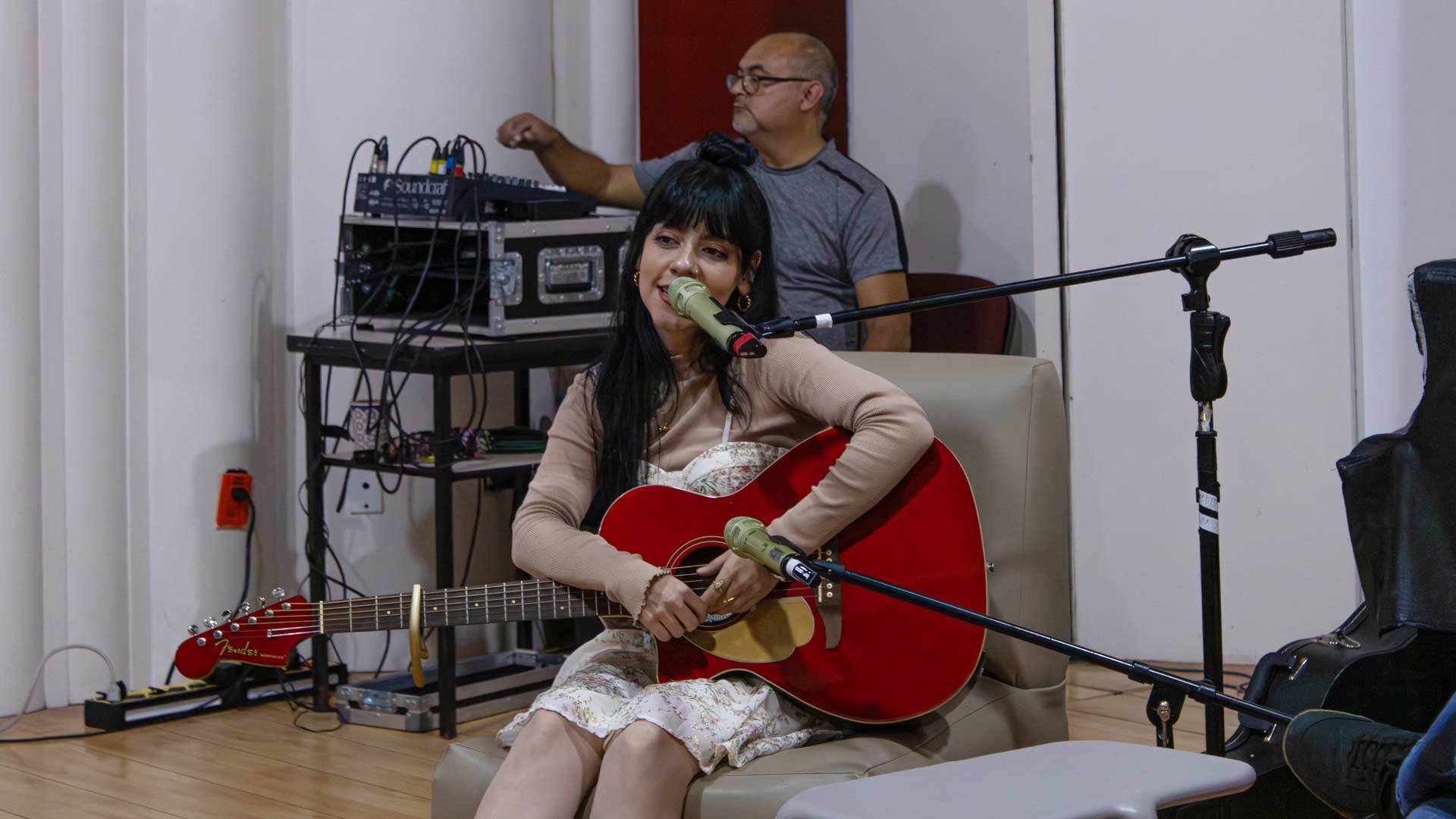 Comparte su experiencia en el arte con estudiantes de la Facultad de Música