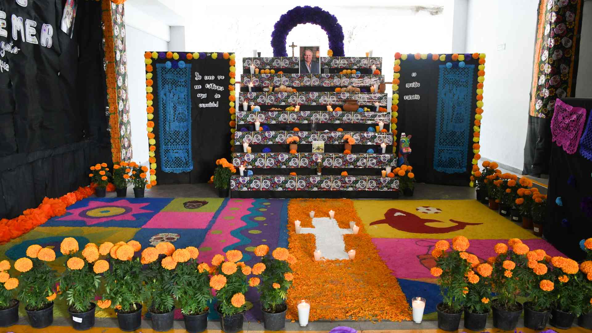 Honran a los difuntos con altares universitarios