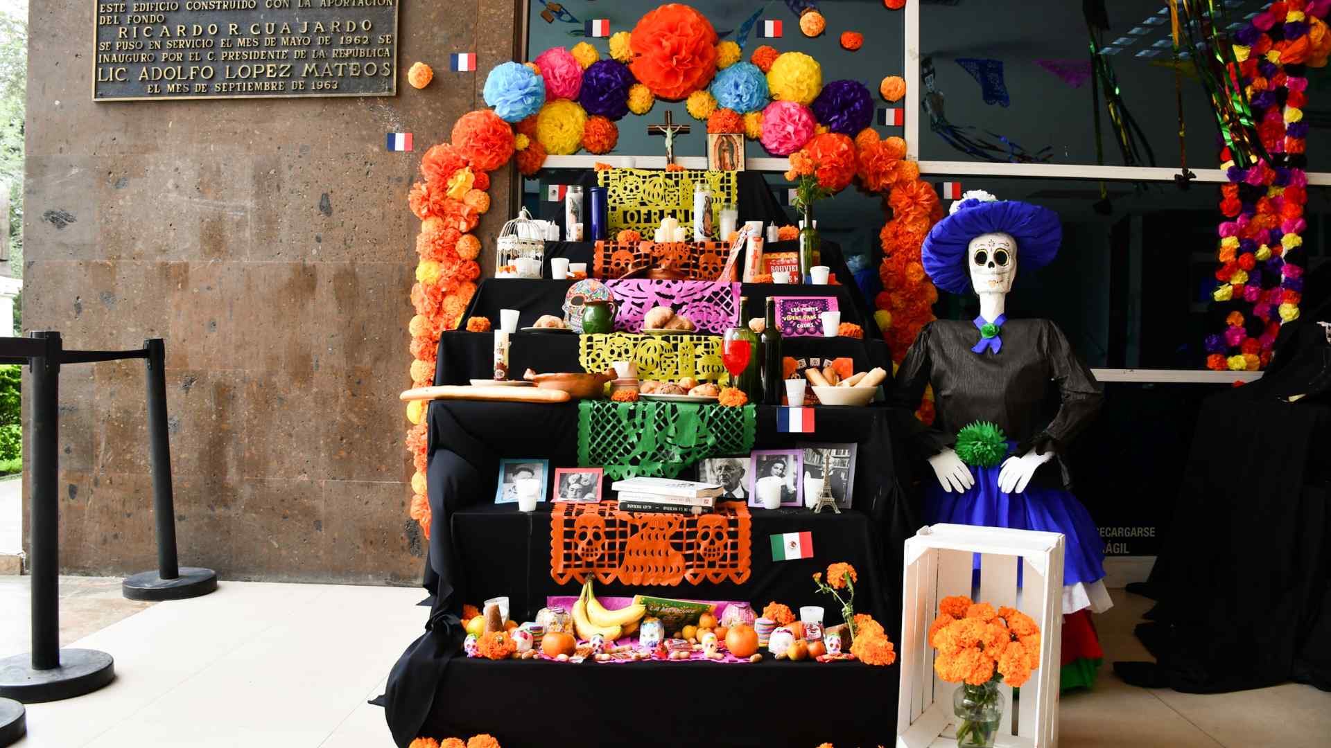 Honran a los difuntos con altares universitarios