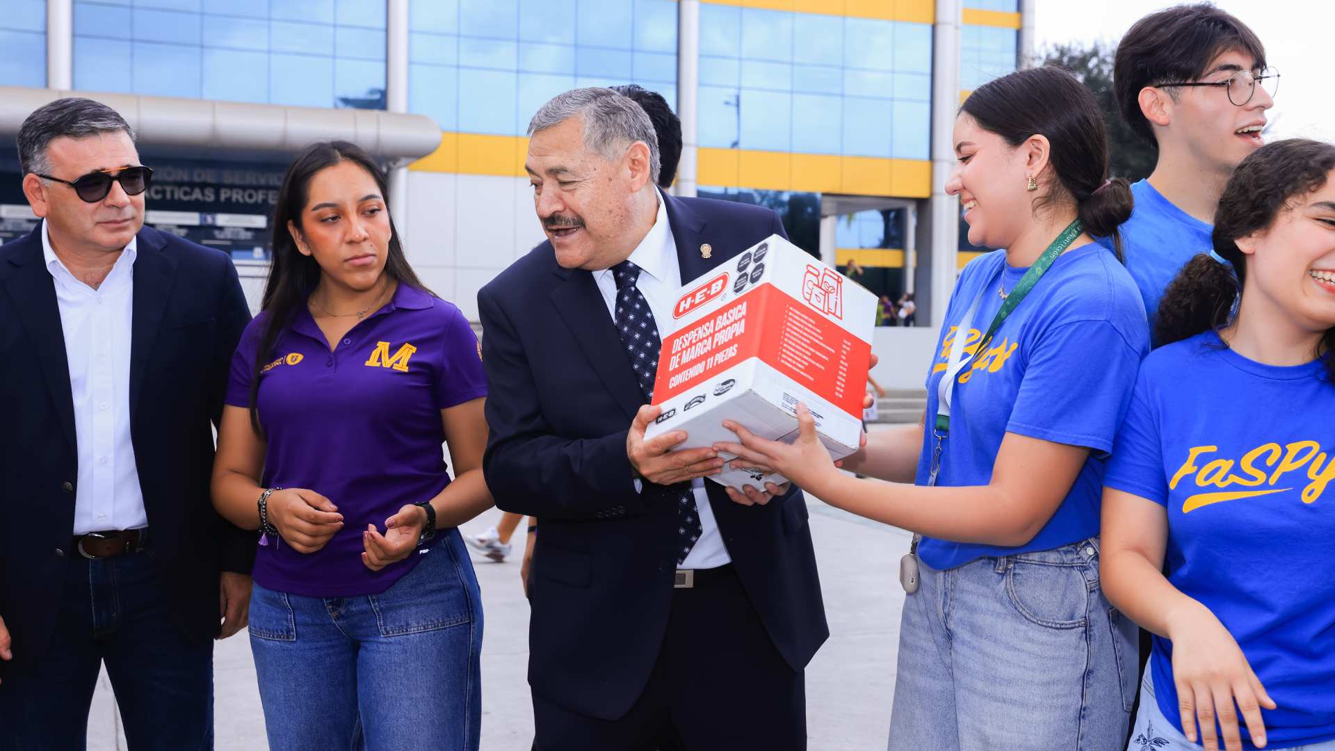 Colecta mano cadena de UANL once tonelas de ayuda para Veracruz