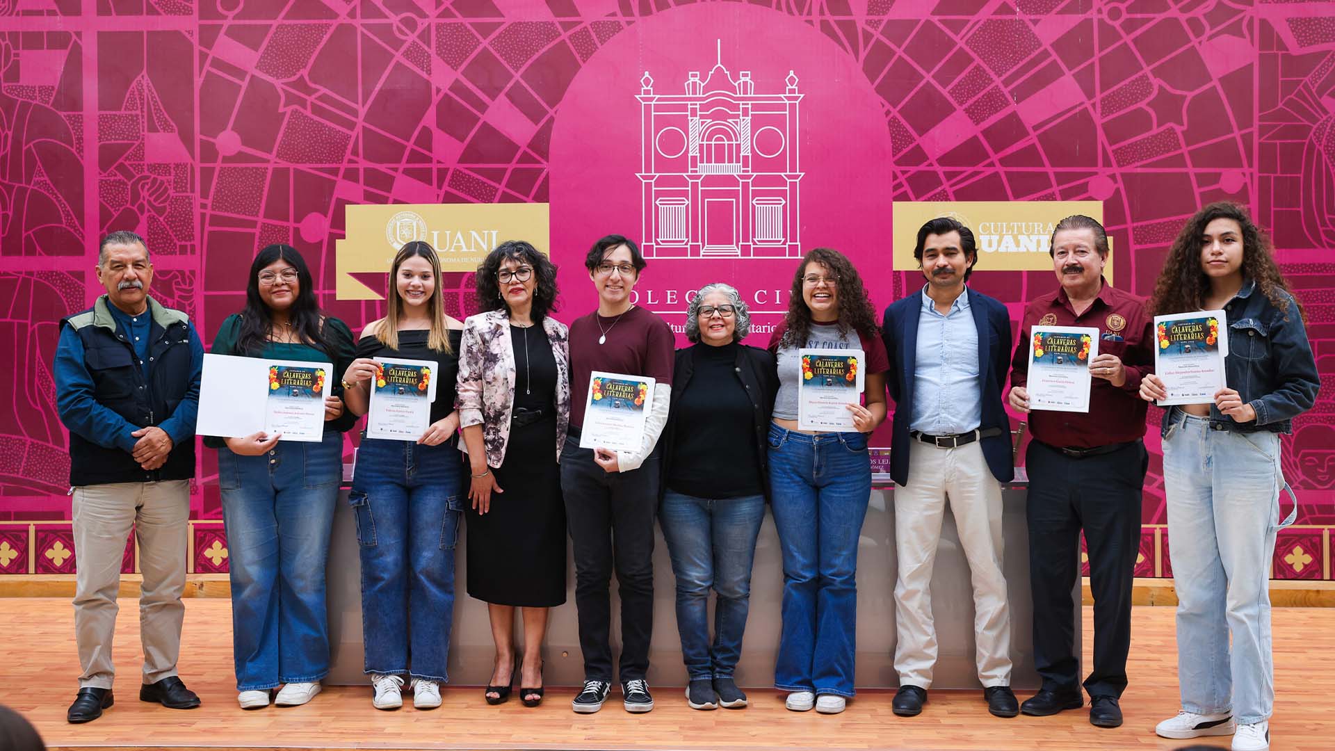 Fusionan en sus murales el mundo literario y el arte plástico