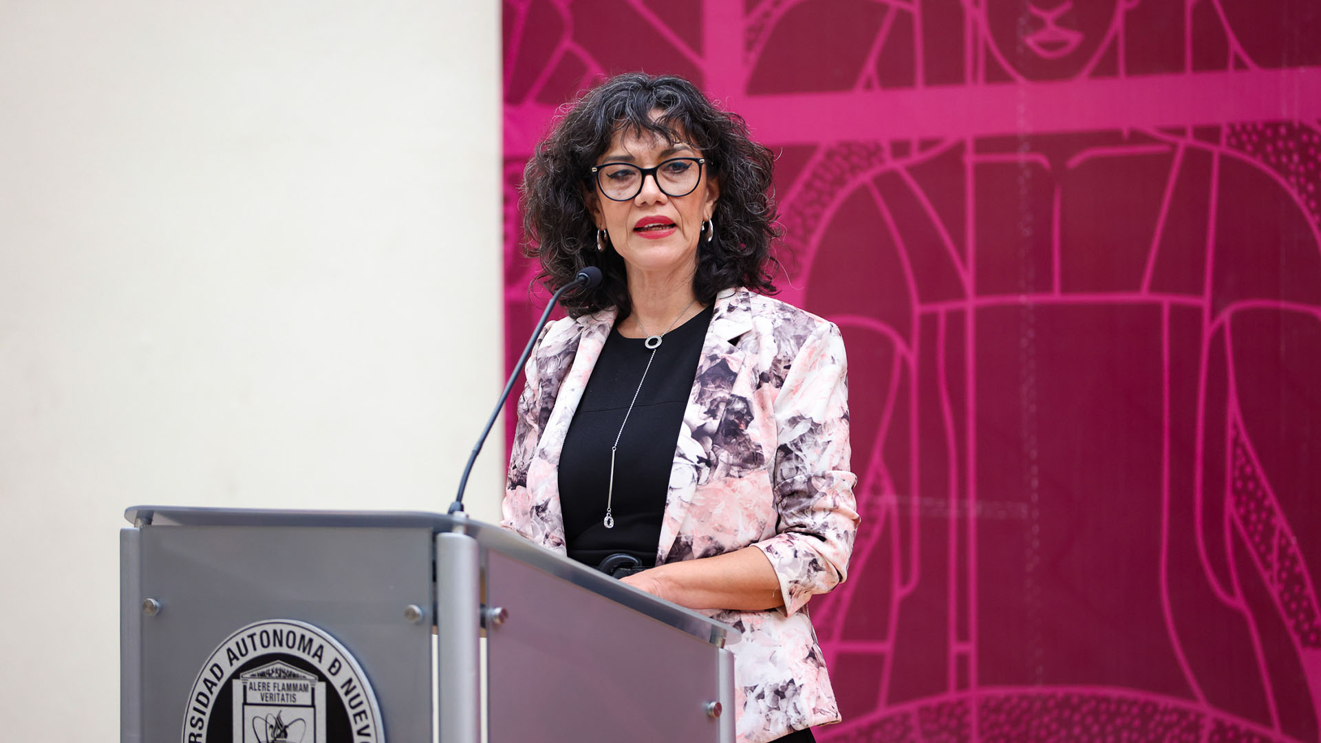 Fusionan en sus murales el mundo literario y el arte plástico