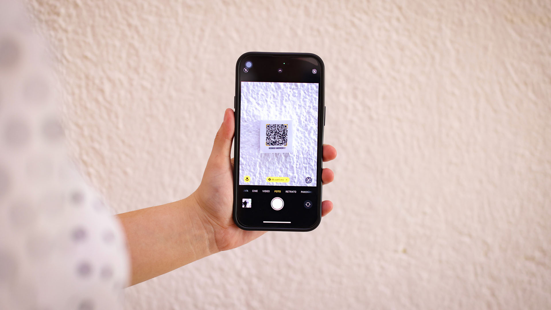 Combinan en exposición artes gráficas y literarias