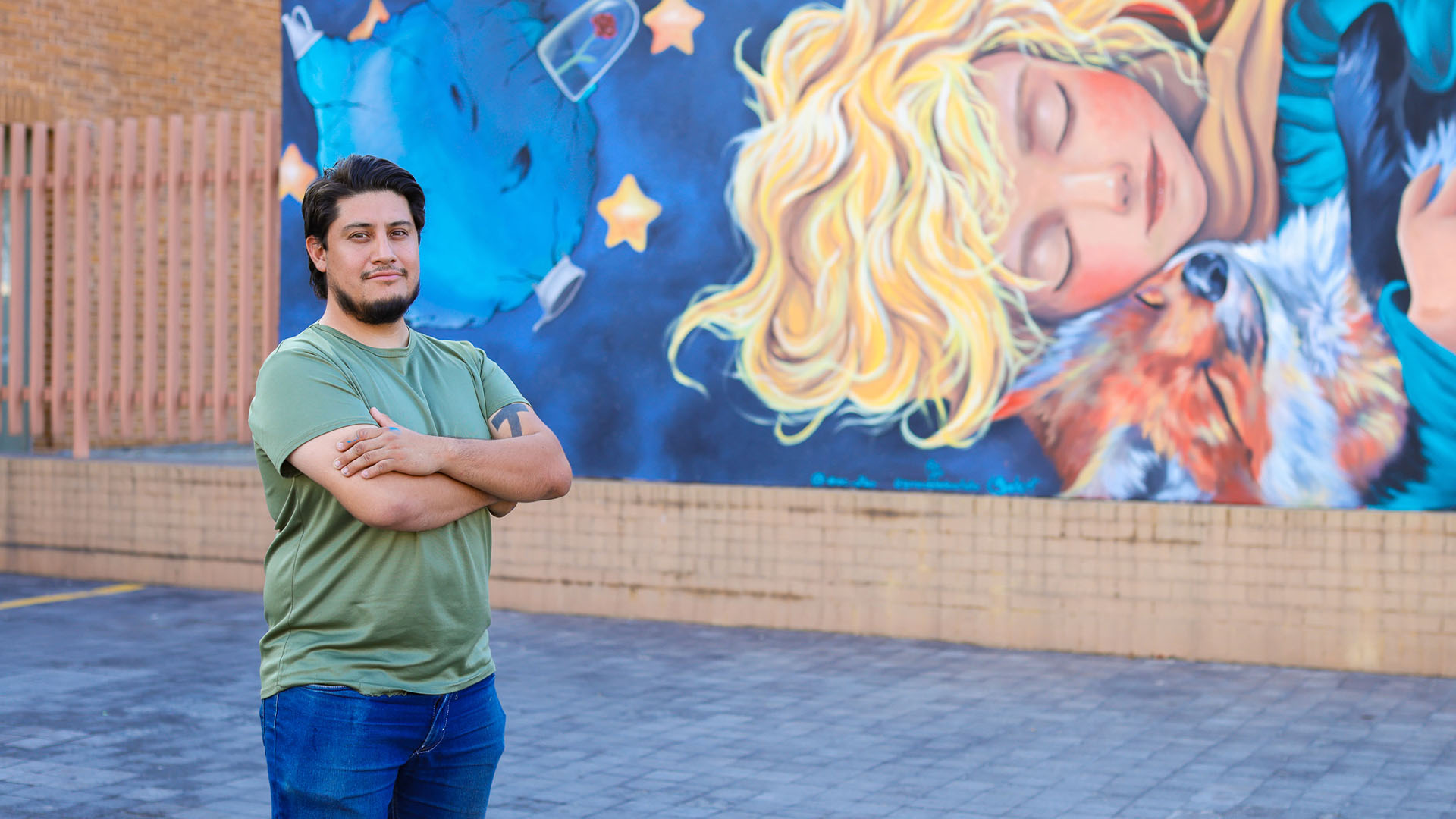 Fusionan en sus murales el mundo literario y el arte plástico