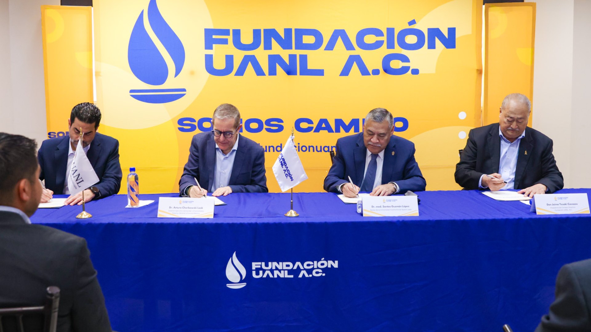 UANL y Banco Santander apoyan con becas a más de mil estudiantes