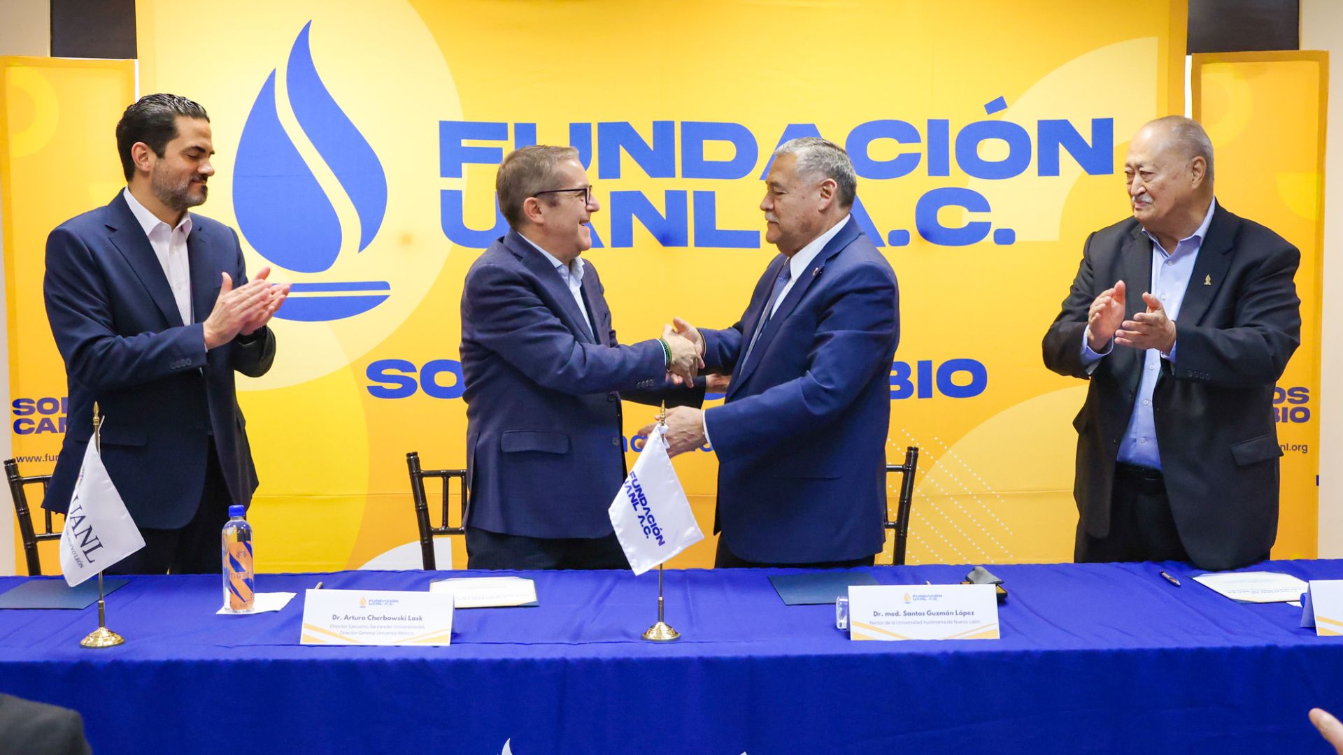 UANL y Banco Santander apoyan con becas a más de mil estudiantes