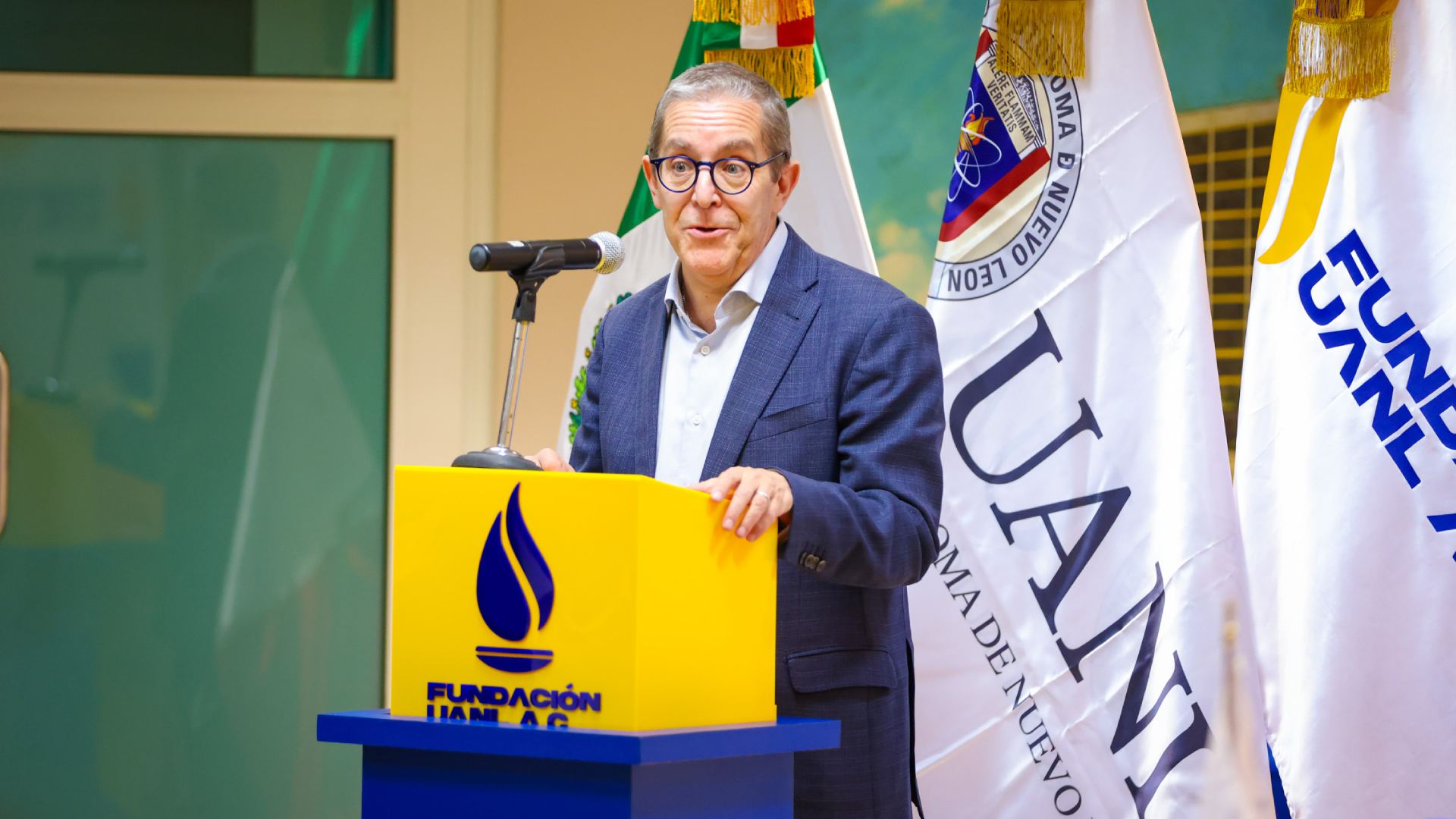 UANL y Banco Santander apoyan con becas a más de mil estudiantes