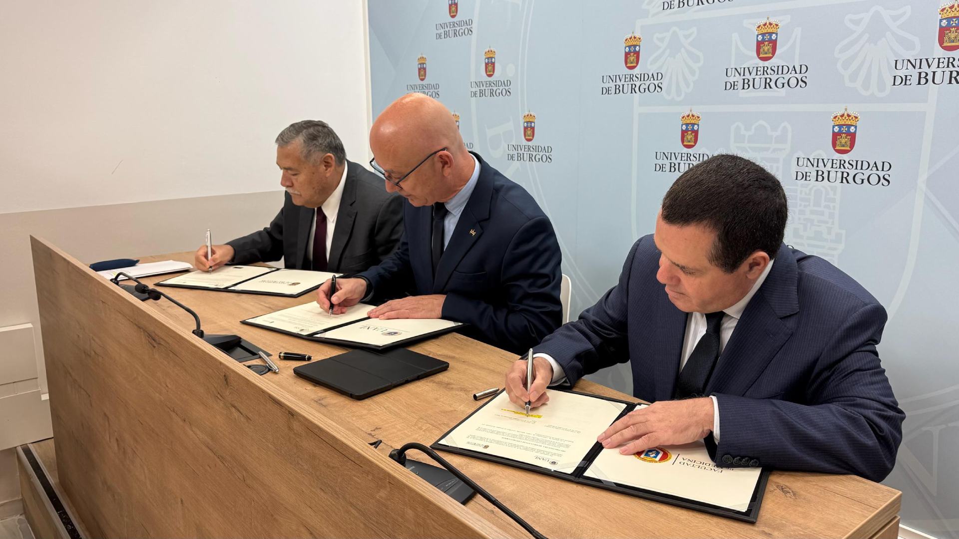 Firma UANL convenio con Universidad de Burgos en el campo de la medicina