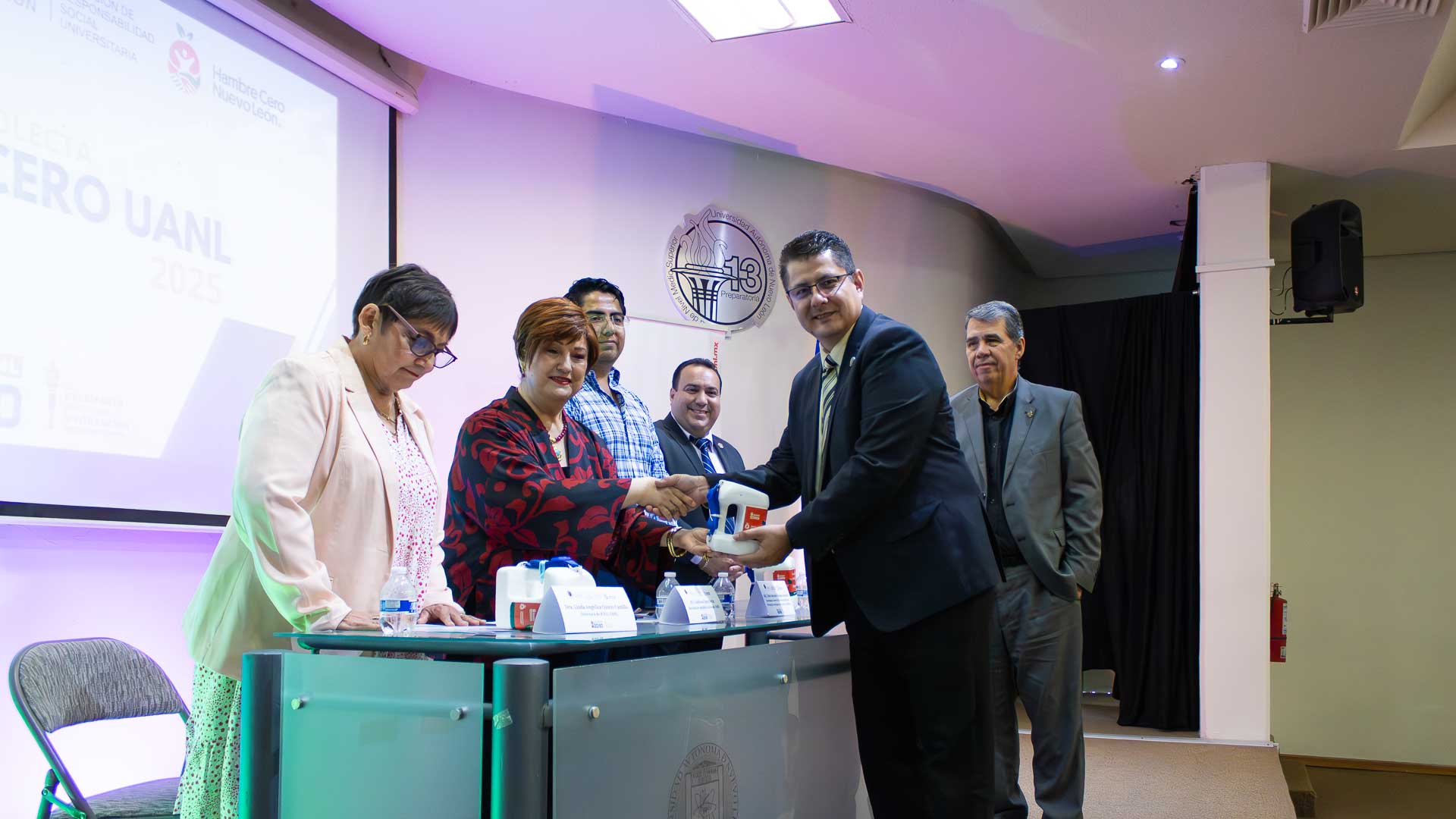 Suma UANL aportaciones de universitarios a colecta de Hambre Cero