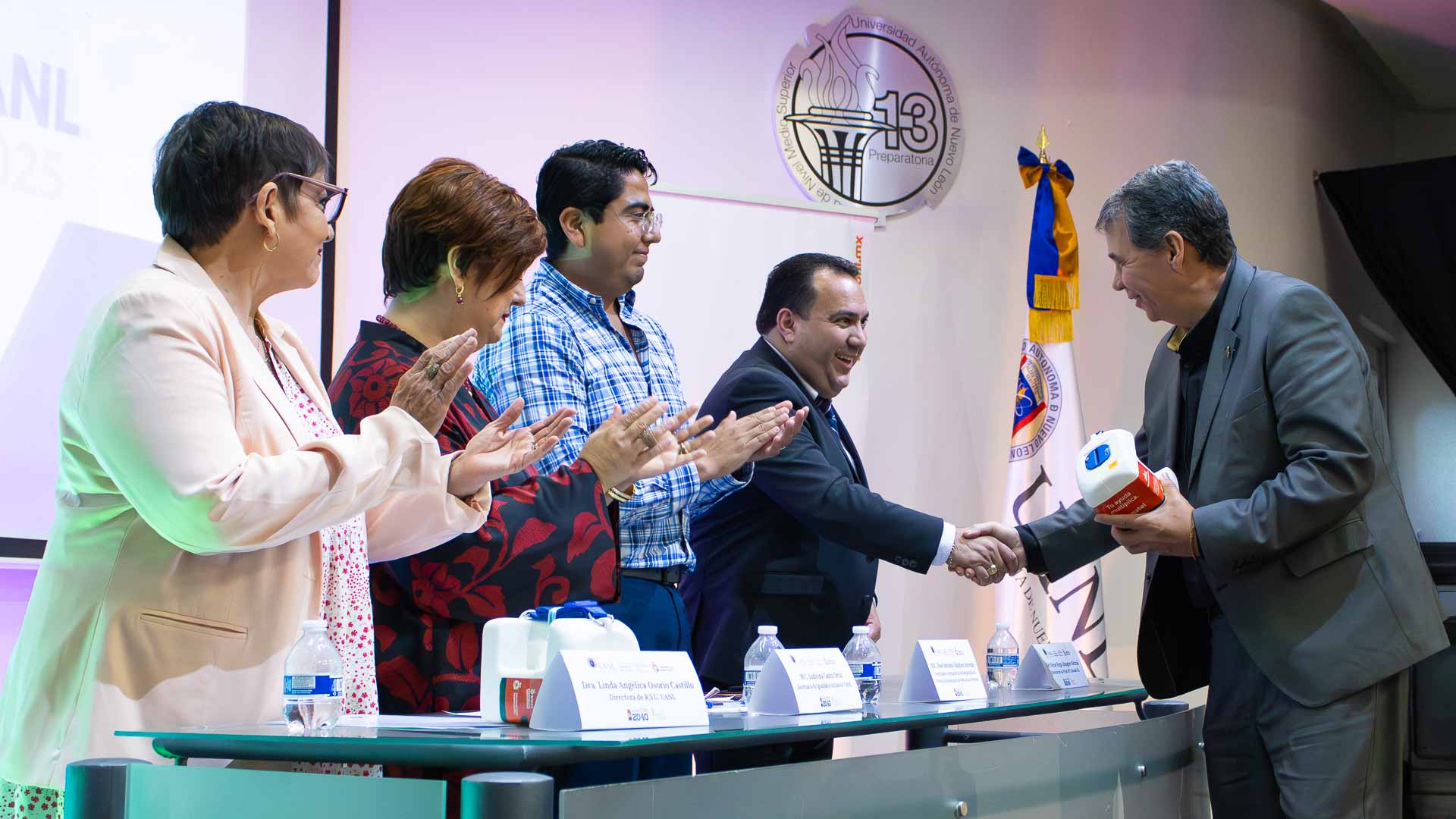 Suma UANL aportaciones de universitarios a colecta de Hambre Cero