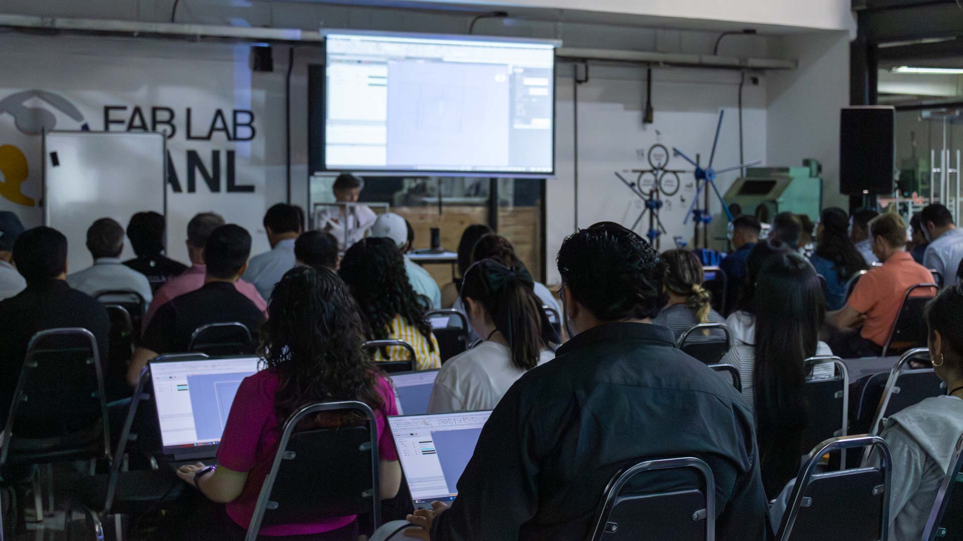 Difunden en congreso aplicación de tecnología en la arquitectura textil