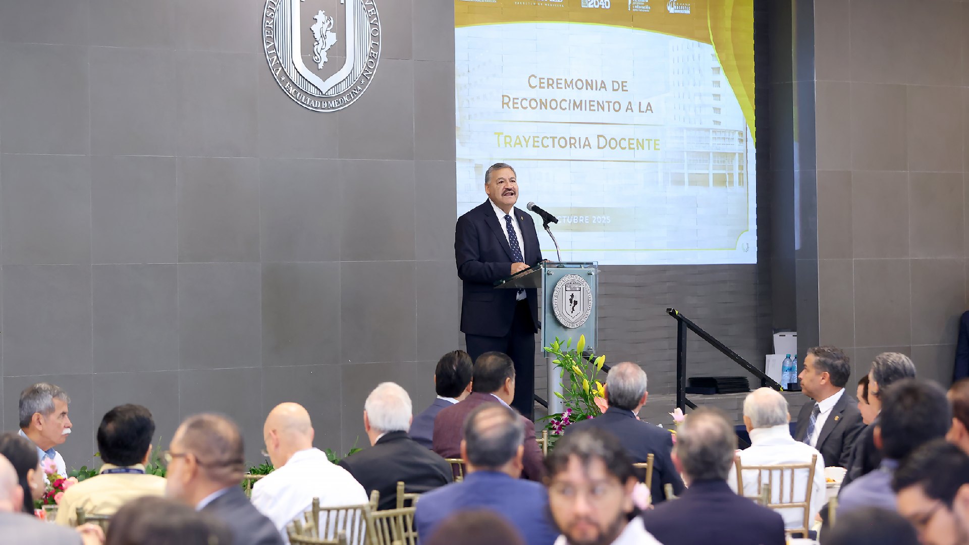 Otorgan distinciones a maestros de la Facultad de Medicina