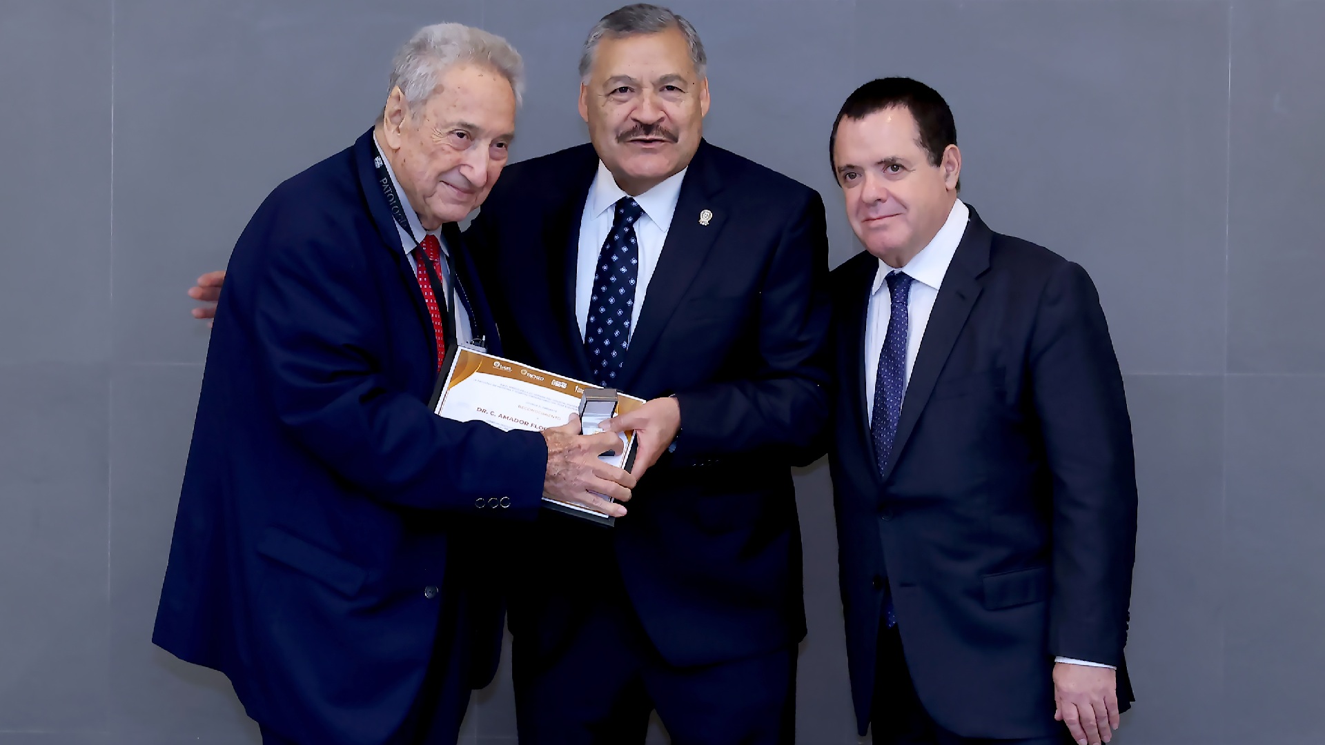 Otorgan distinciones a maestros de la Facultad de Medicina