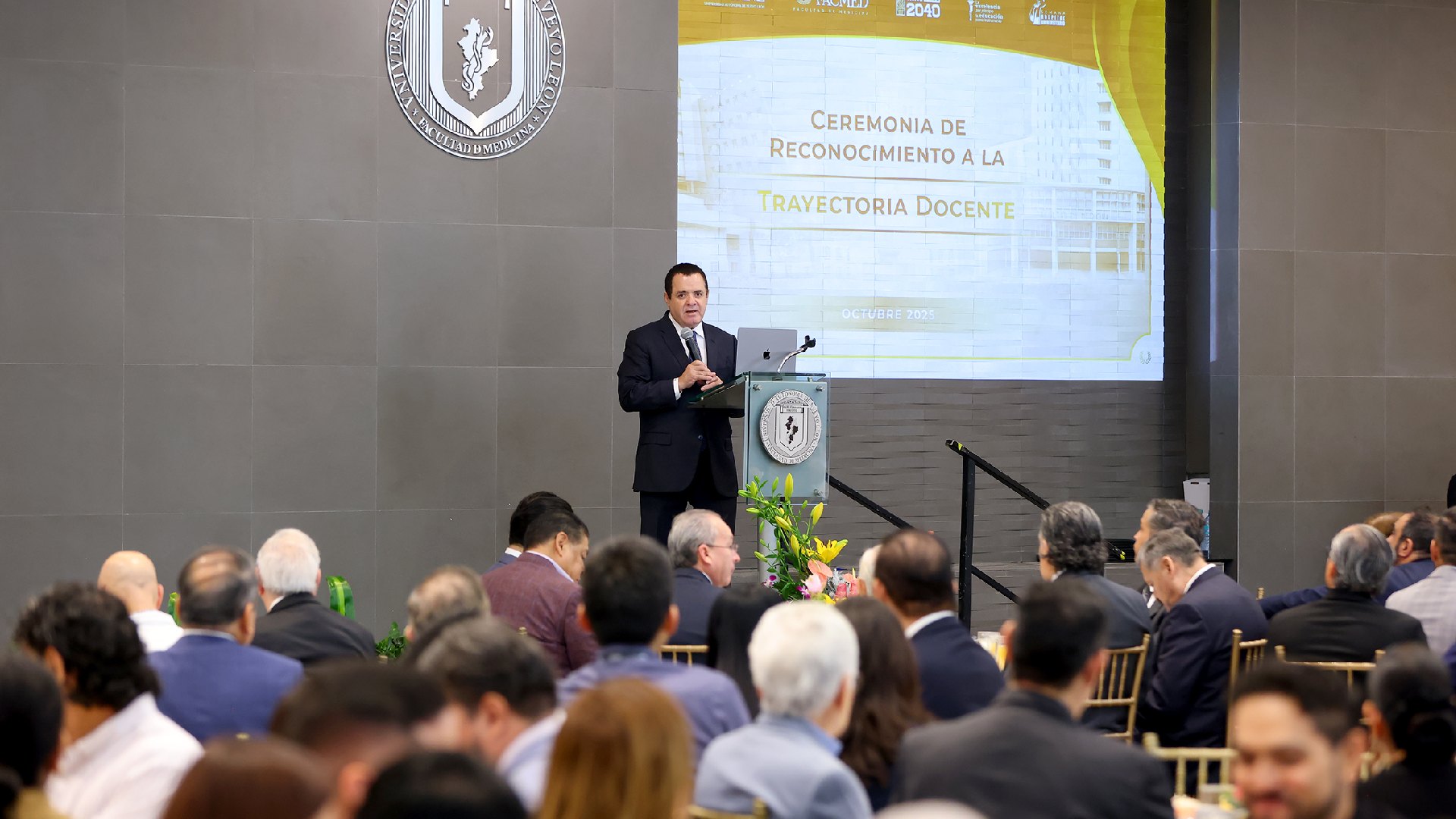 Otorgan distinciones a maestros de la Facultad de Medicina