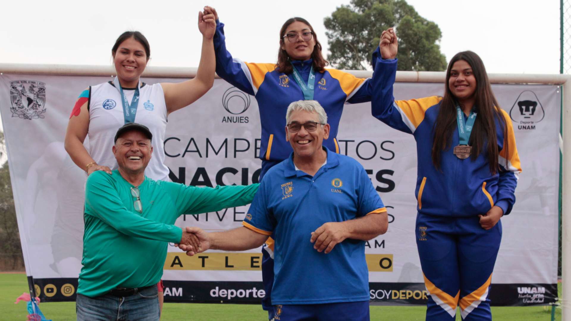 Alejandro Laberdesque recibe el Premio como Mejor Entrenador 2025