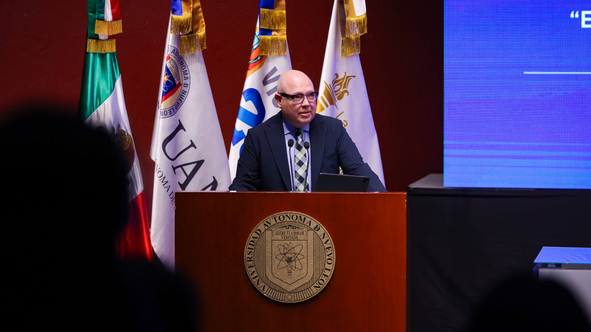 Cumple UANL con espacios libres de humo de tabaco