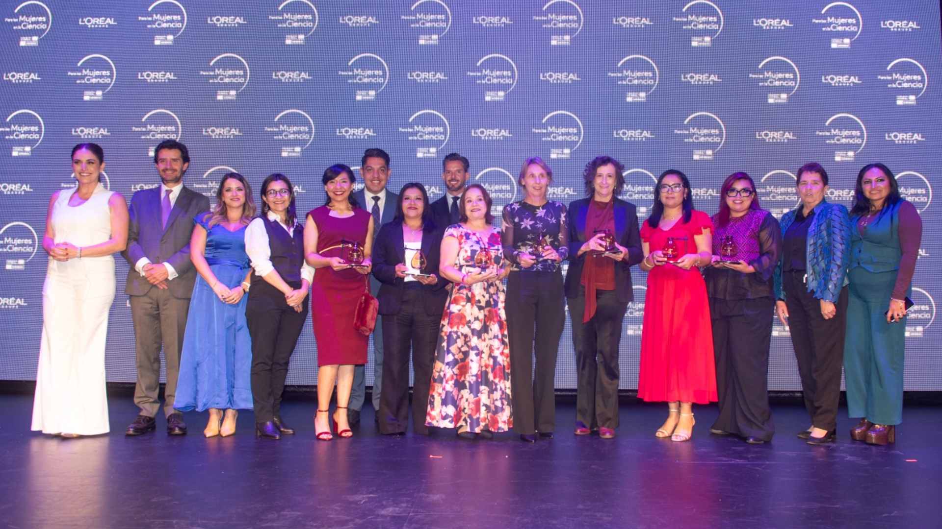 Obtiene Premio Mujeres en la Ciencia por investigación sobre abejas mexicanas