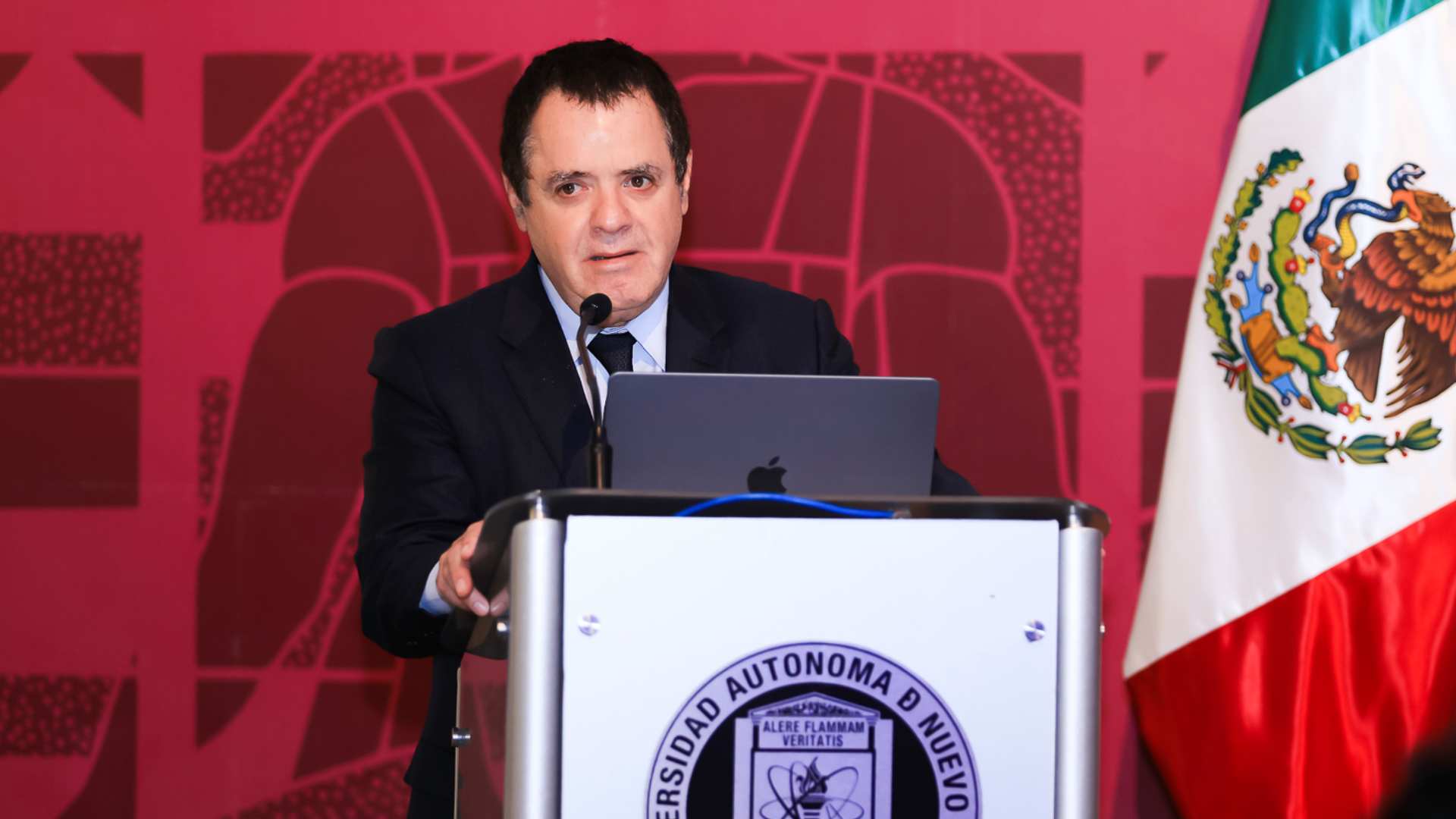 Presentan en libro avances en la medicina con el apoyo de la IA