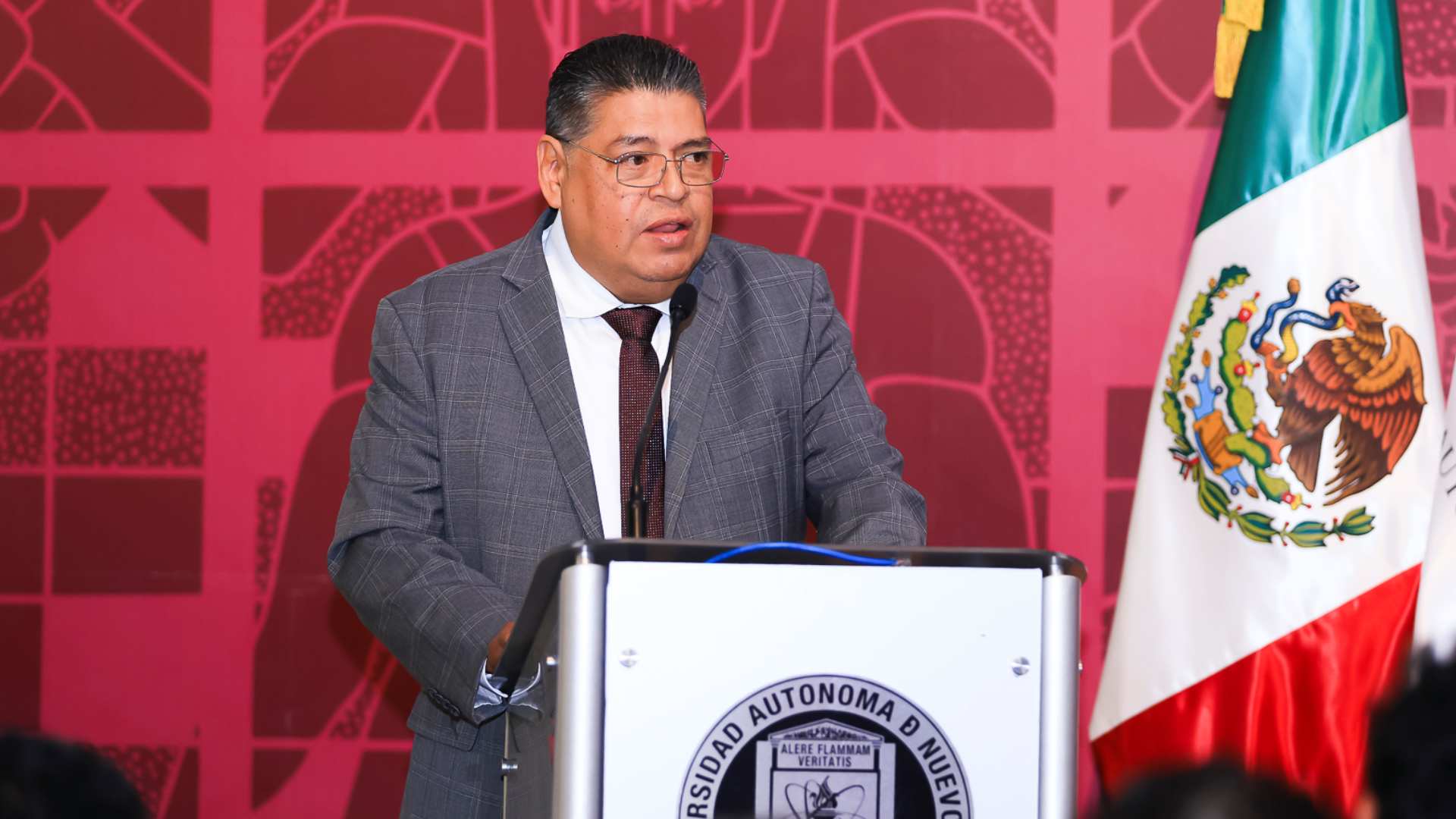 Presentan en libro avances en la medicina con el apoyo de la IA