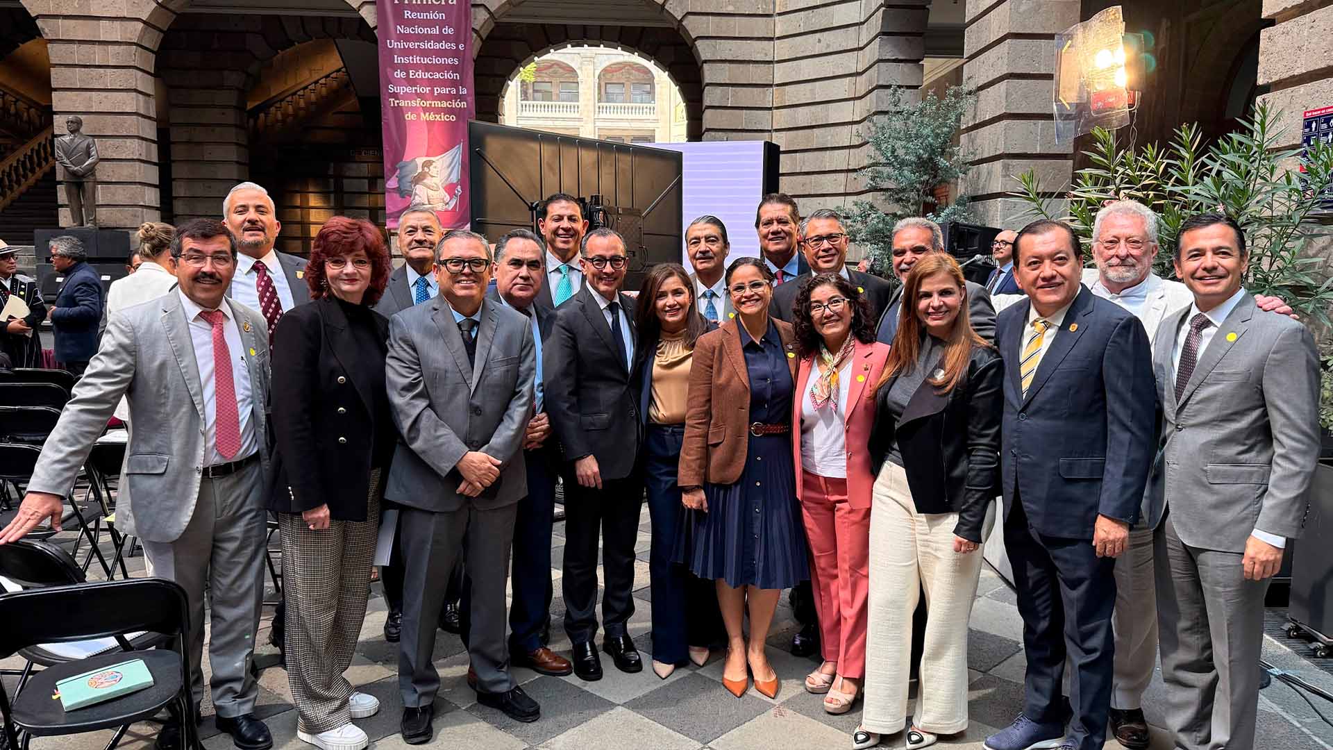 Asiste Santos Guzmán a primera reunión nacional de universidades