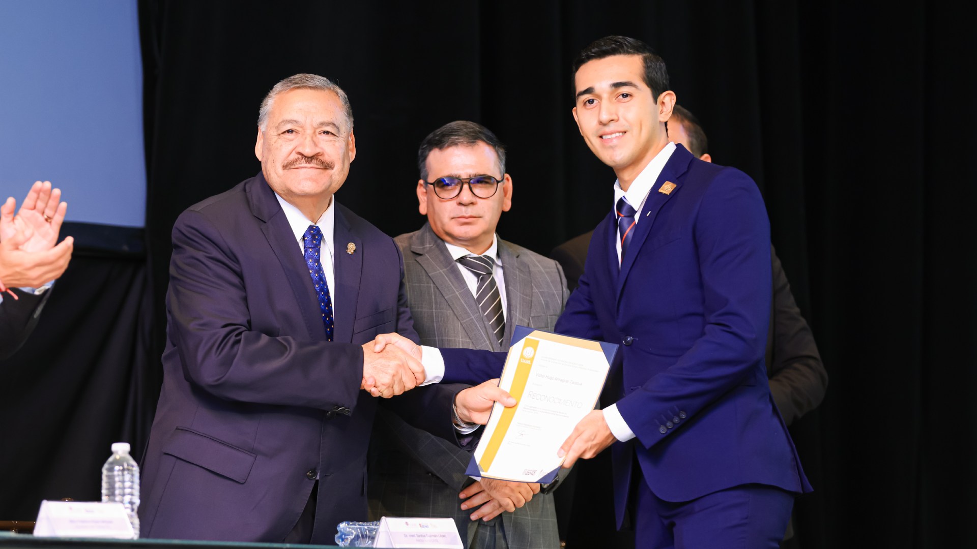 Reconoce UANL a universitarios por su compromiso social y voluntariado