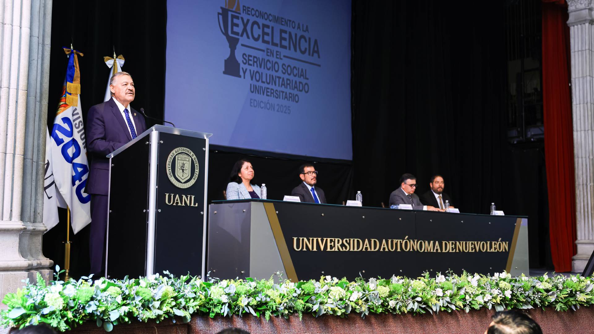 Reconoce UANL a universitarios por su compromiso social y voluntariado