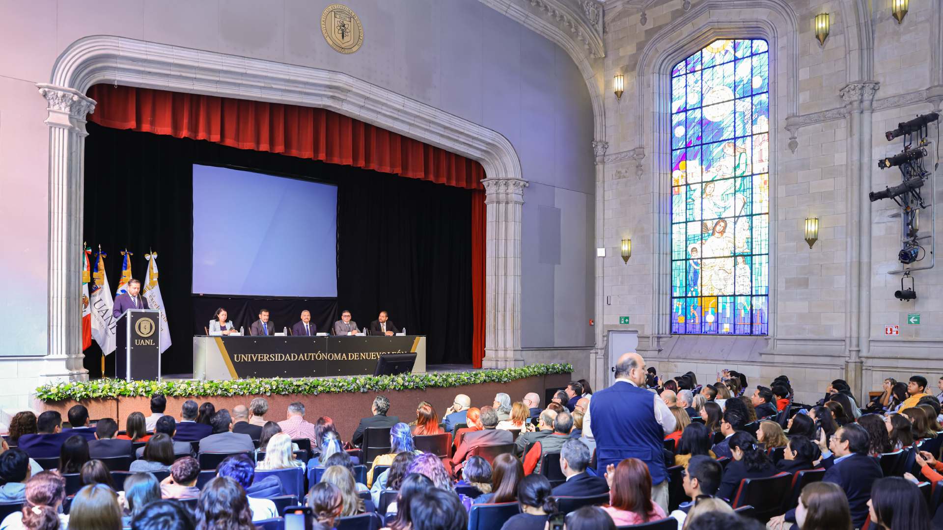 Reconoce UANL a universitarios por su compromiso social y voluntariado