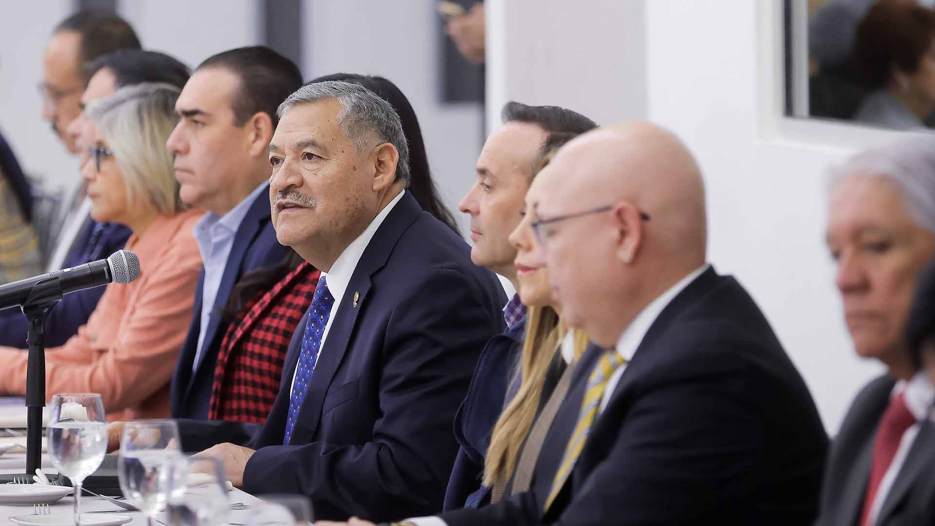 Plantea Rector a diputados nuevos proyectos educativos y de salud