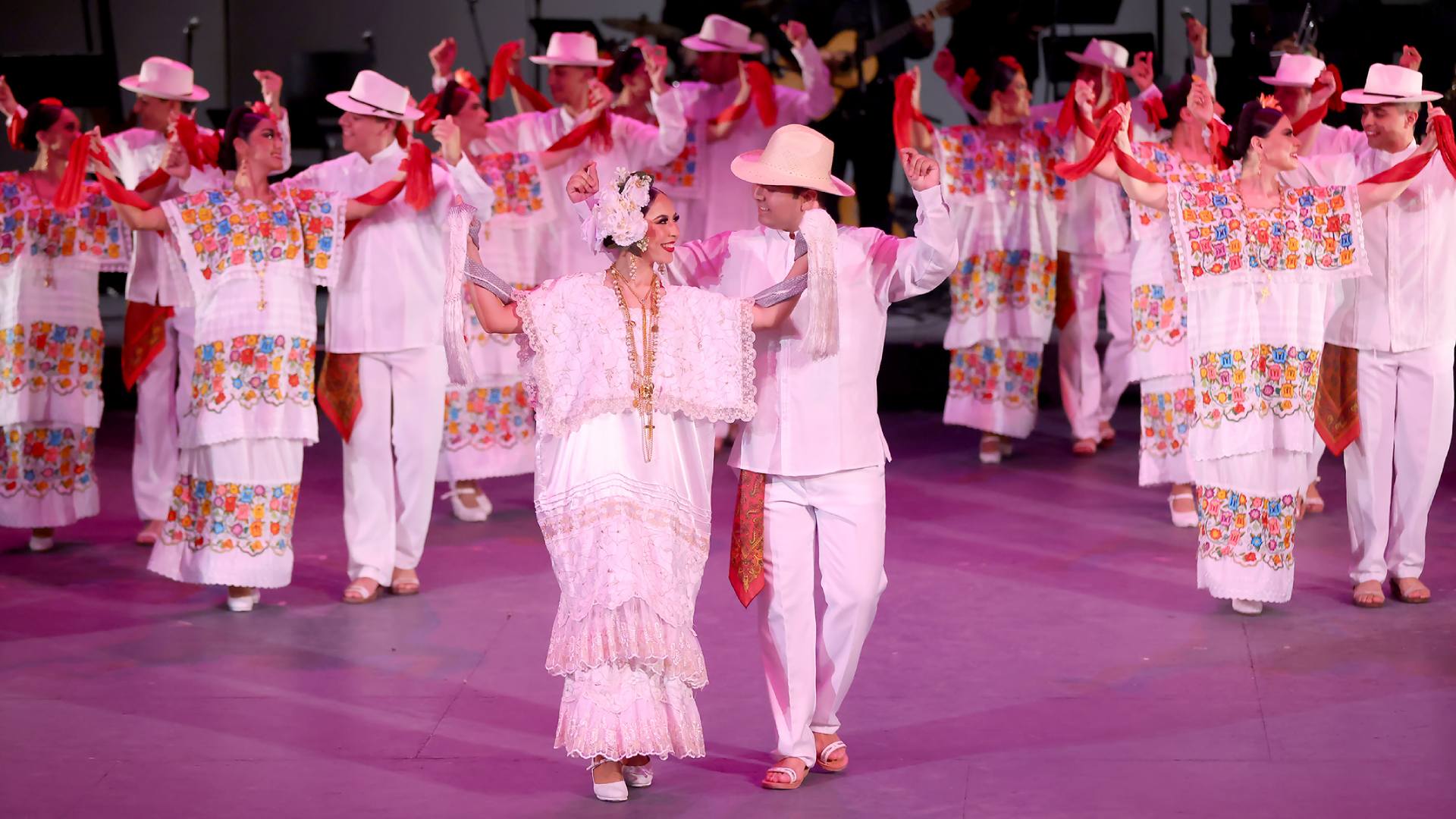 Refrendan legado de Alejandro González