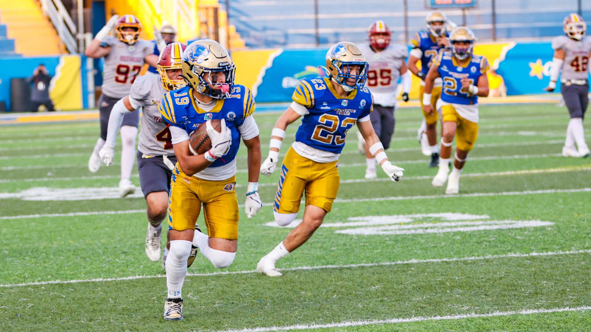 Son Auténticos Juvenil bicampeones invictos