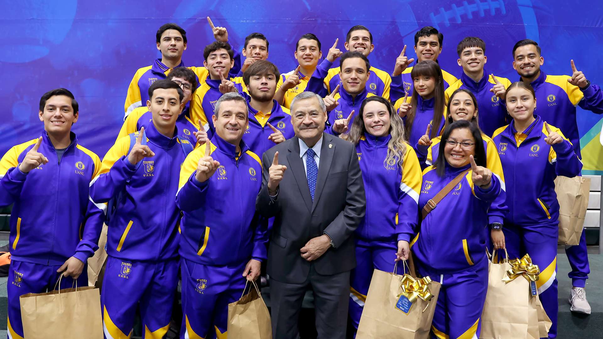 Deportistas de la UANL reciben reconocimiento por su desempeño