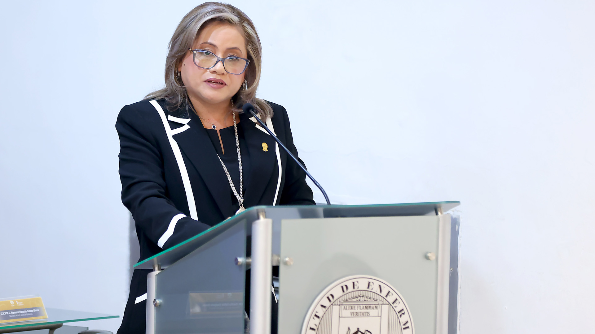 Santiaga Esparza asume la Dirección de la Facultad de Enfermería