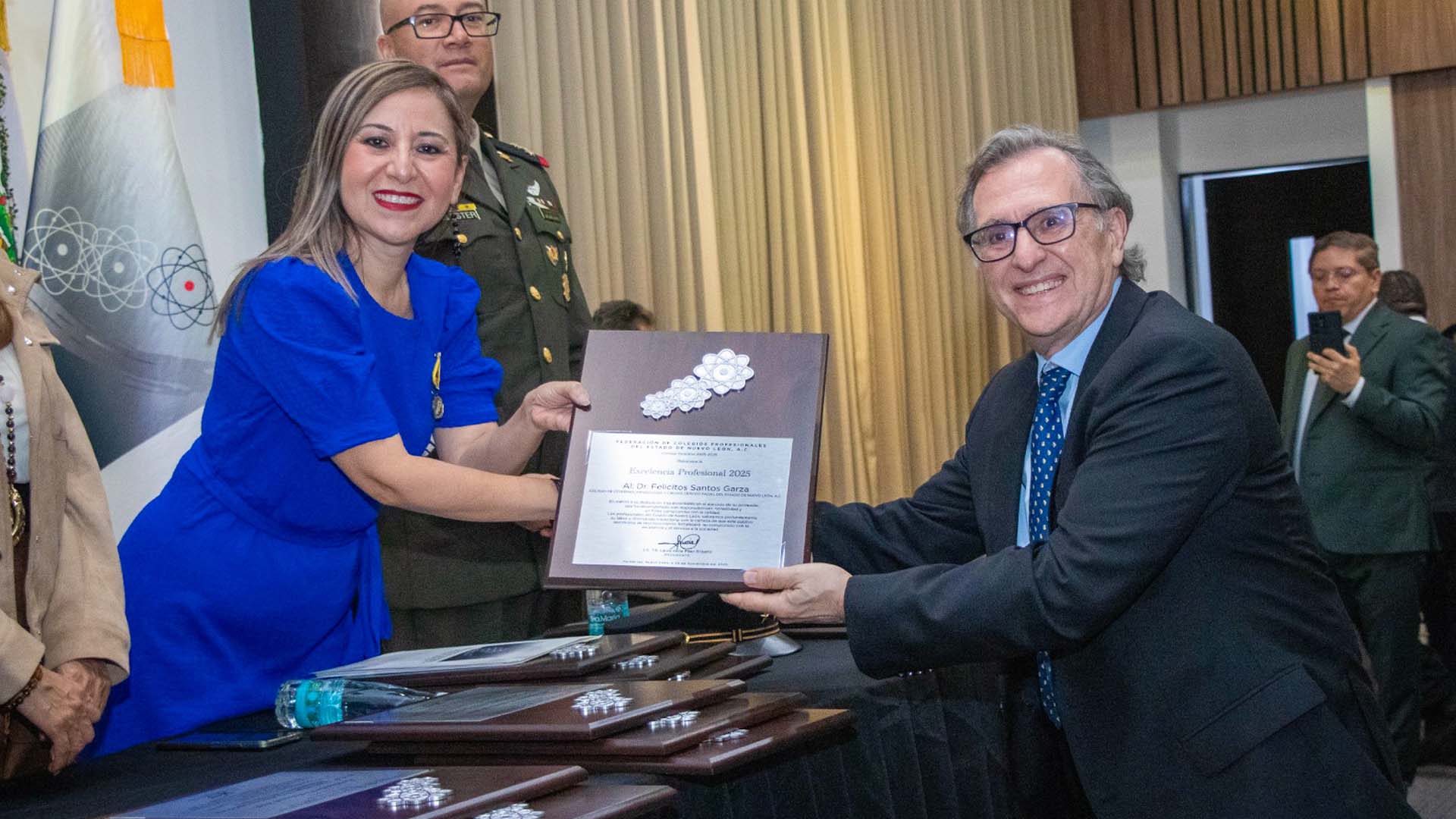 Reciben universitarios Reconocimiento a la Excelencia Profesional