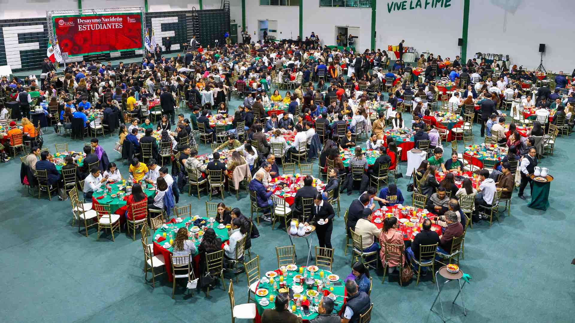 Agradece Santos Guzmán a alumnos representar el espíritu universitario