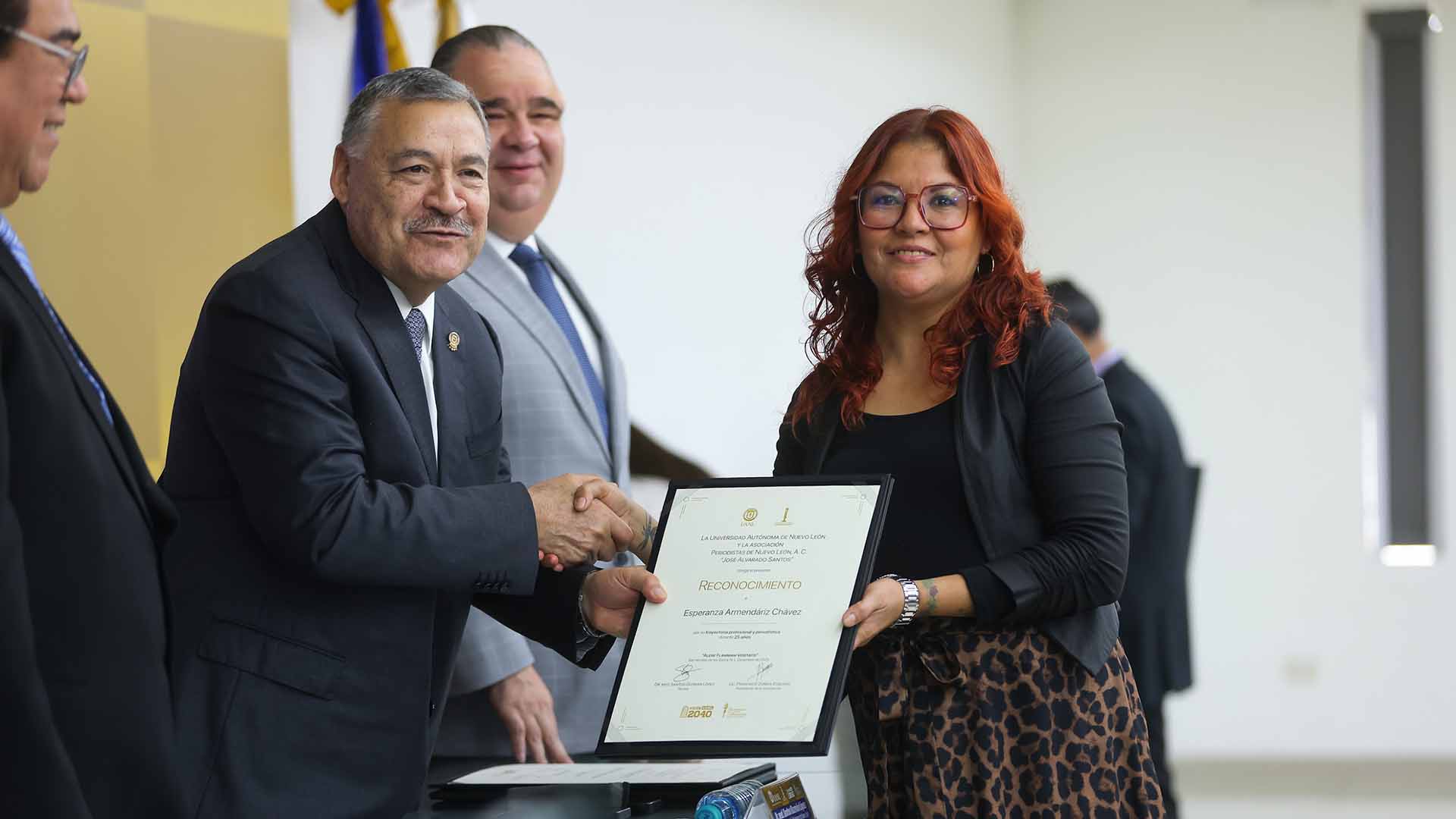 Distinguen a periodistas de Nuevo León