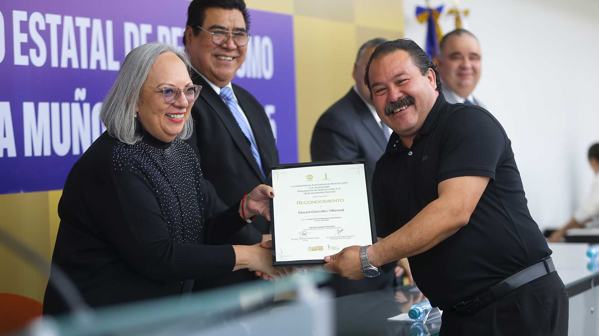 Distinguen a periodistas de Nuevo León