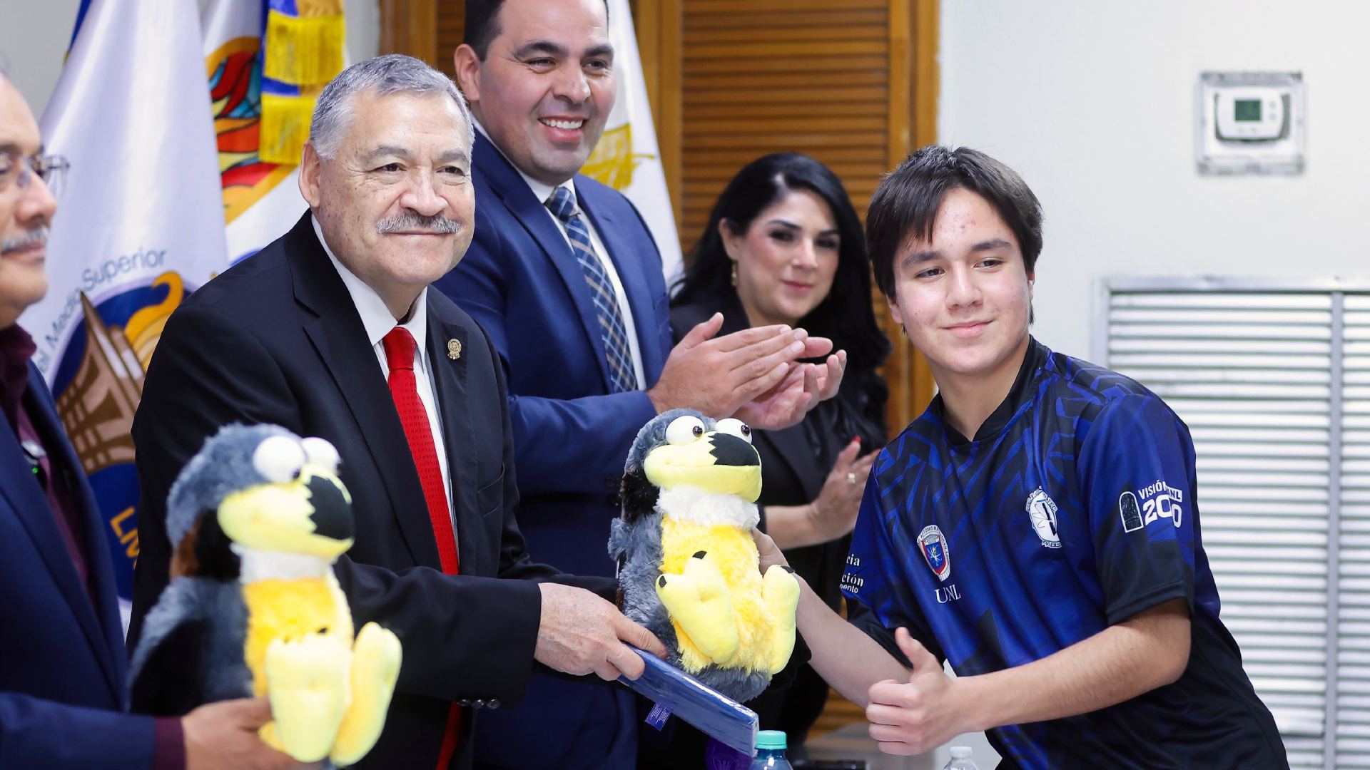 Apoyan con becas a estudiantes de Escobedo