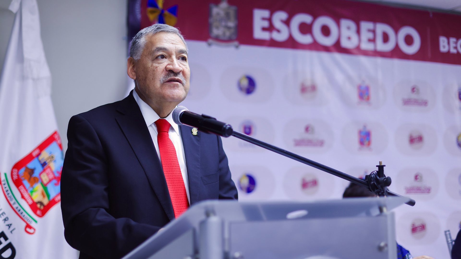 Apoyan con becas a estudiantes de Escobedo