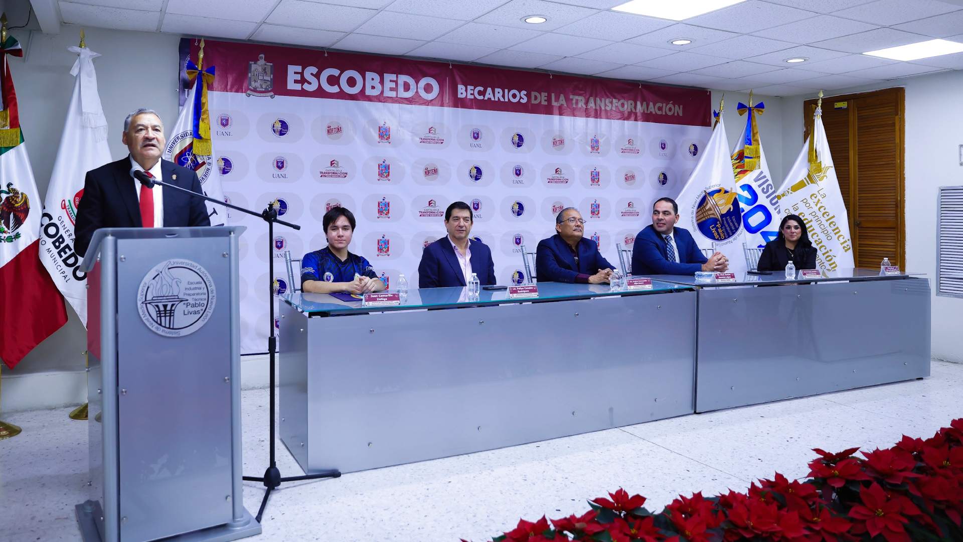 Apoyan con becas a estudiantes de Escobedo