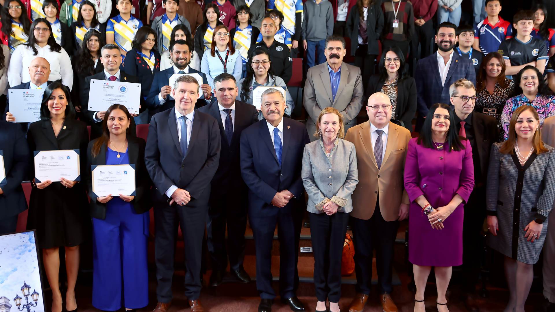 Acreditan enseñanza del francés en aulas de UANL