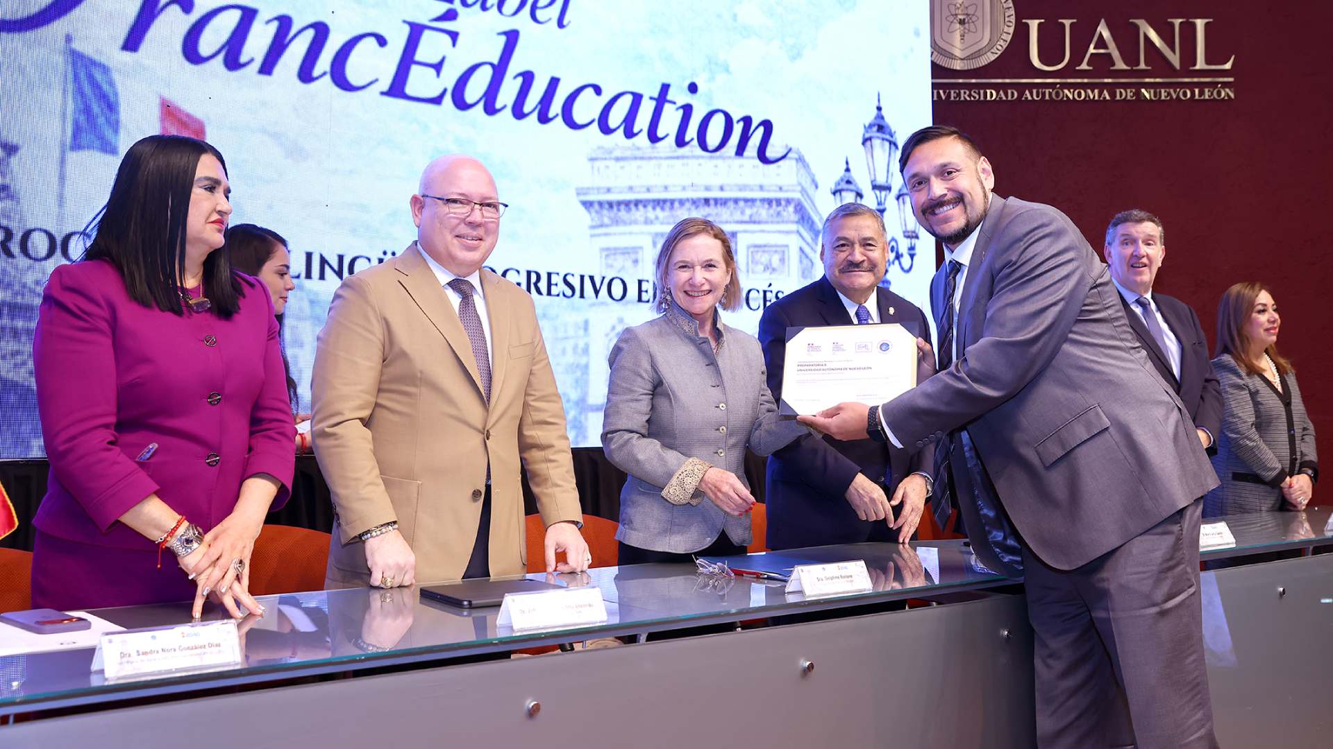 Acreditan enseñanza del francés en aulas de UANL