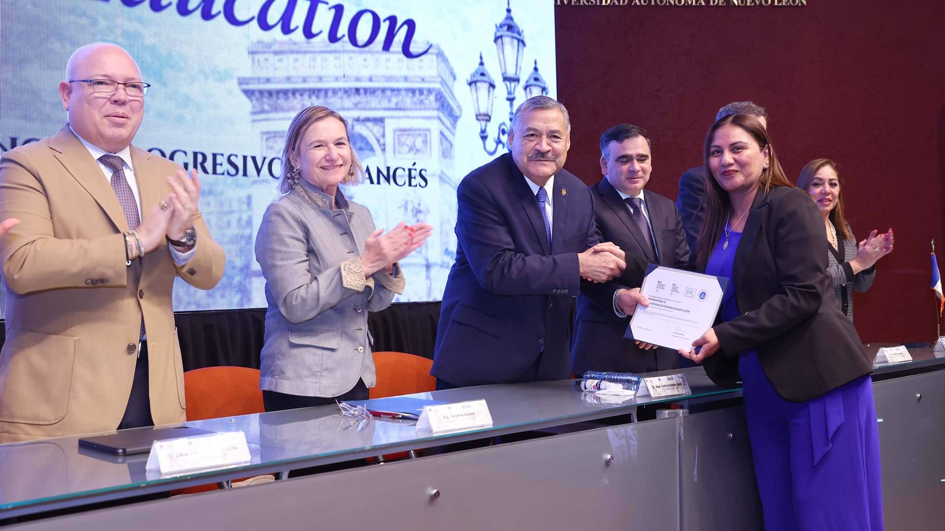 Acreditan enseñanza del francés en aulas de UANL