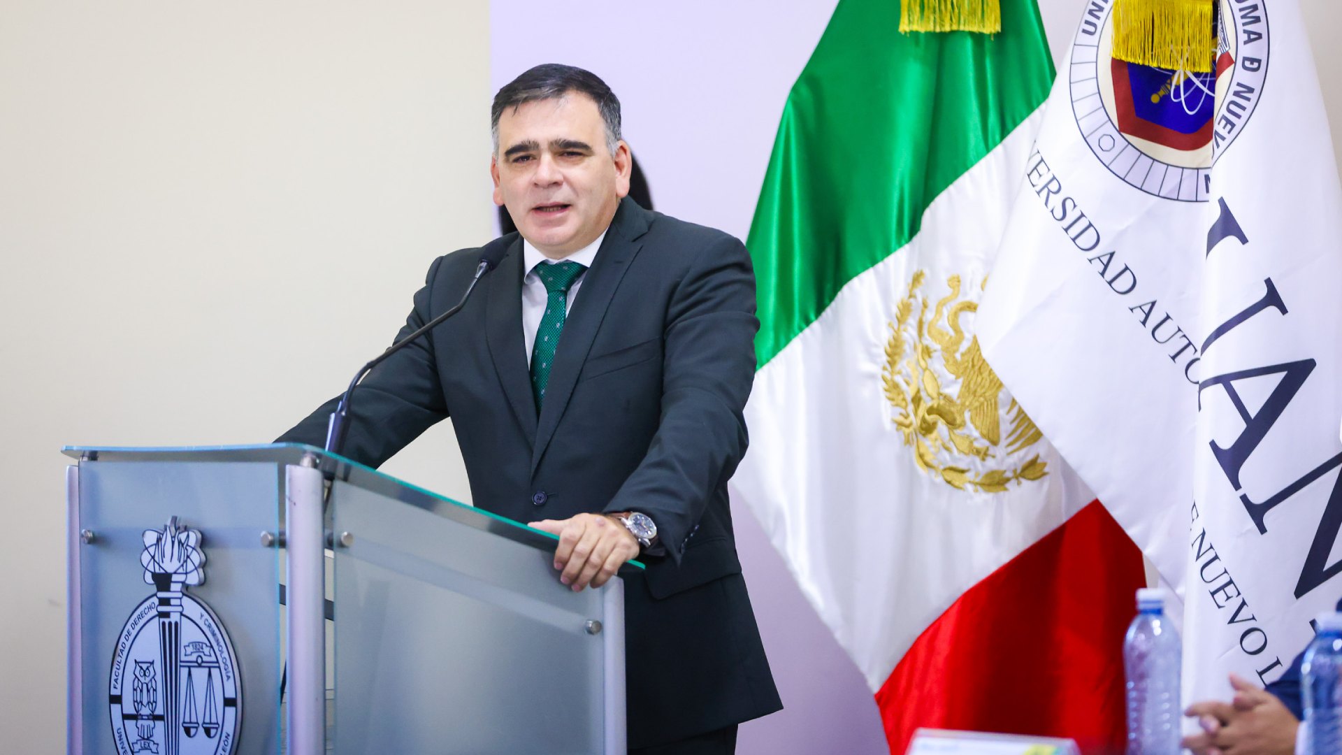 Asiste Magistrado Bernardo Batiz a la UANL