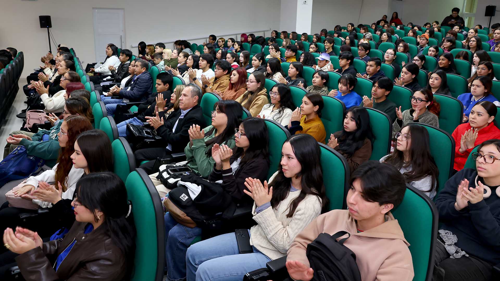 Rinden protesta nuevas representantes estudiantiles de Filosofía y Letras UANL