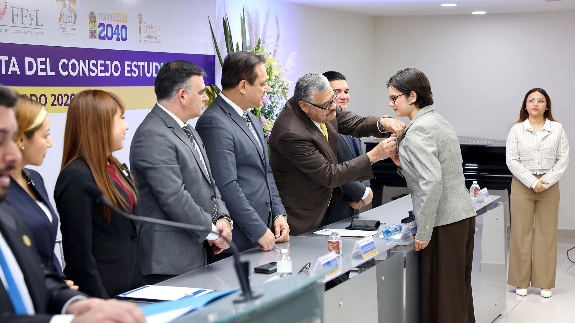 Rinden protesta nuevas representantes estudiantiles de Filosofía y Letras UANL